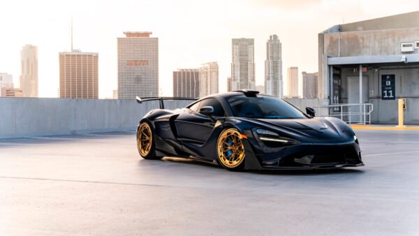 Black McLaren 720S
